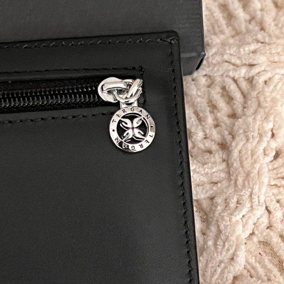 Elegant design and so classic wallet 🖤 - Picture 7 of 8